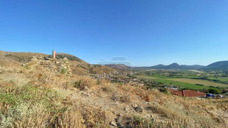 Téléchargez les photos : Ancien château ruiné de Kalekoy (château de Gênes) et plaine de Bademli de Gokceada dans le nord de la mer Égée de Turquie. Île d'Imbros, Canakkale, Turquie - en image libre de droit