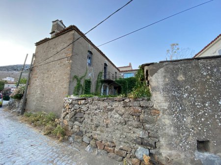 Téléchargez les photos : Maison en ruine dans le village grec de Tepeky (Agridia), l'un des endroits les plus touristiques de Gokceada - île turque égéenne Gkceada. Canakkale - en image libre de droit