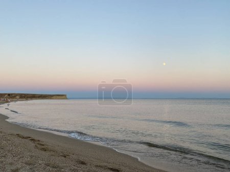 Téléchargez les photos : Vue sur la plage de sable et clair de lune au coucher du soleil sur la plage de Gkeada Kefalos (Aydincik). Canakkale, Turquie - en image libre de droit