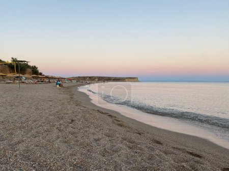 Téléchargez les photos : Vue sur la plage de sable au coucher du soleil à Gokceada Kefalos (Aydincik) Beach. Canakkale, Turquie - en image libre de droit