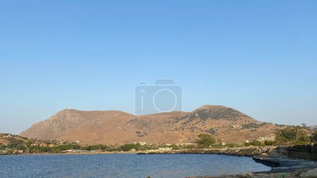 Téléchargez les photos : Gokceada Kalekoy vue sur le port depuis la rive opposée. Canakkale, Turquie. Imbros île. - en image libre de droit