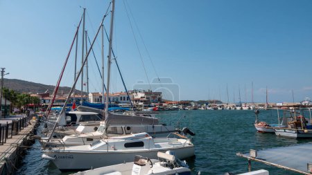 Téléchargez les photos : Urla, Izmir, Turquie 10 sept. 2023 Phare, jetée et bateaux amarrés au port de Guzelbahce à Urla - en image libre de droit