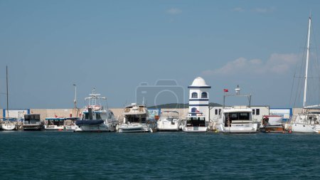 Téléchargez les photos : Urla, Izmir, Turquie 10 sept. 2023 Phare, jetée et bateaux amarrés au port de Guzelbahce à Urla - en image libre de droit