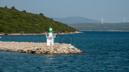 Téléchargez les photos : Vue rapprochée du phare d'Urla depuis la mer. Urla, Izmir, Turquie - en image libre de droit