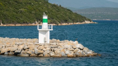 Téléchargez les photos : Vue rapprochée du phare d'Urla depuis la mer. Urla, Izmir, Turquie - en image libre de droit