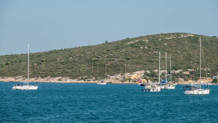 Téléchargez les photos : Yachts de luxe sur la côte de Sigacik Teos. Izmir, Égée Turquie - en image libre de droit