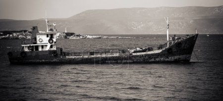 Téléchargez les photos : Un vieux chalutier rouillé grand bateau de pêche dans la baie de Sack, Izmir Turquie. Vinatgae tonique papier peint noir et blanc - en image libre de droit