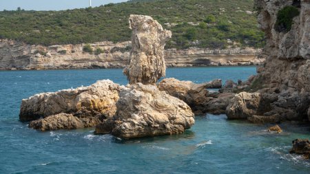 Téléchargez les photos : Côte rocheuse près de la baie d'Urla Demircili dans la mer Méditerranée. Izmir, Turquie - en image libre de droit