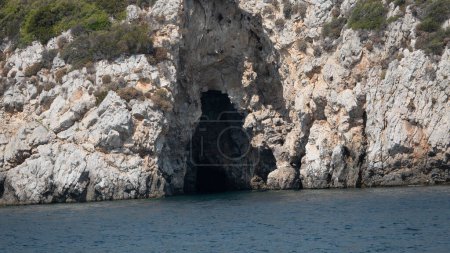 Téléchargez les photos : La grotte marine située dans la baie de Demircili entre la côte Urla-Seferihisar d'Izmir, Turquie - en image libre de droit