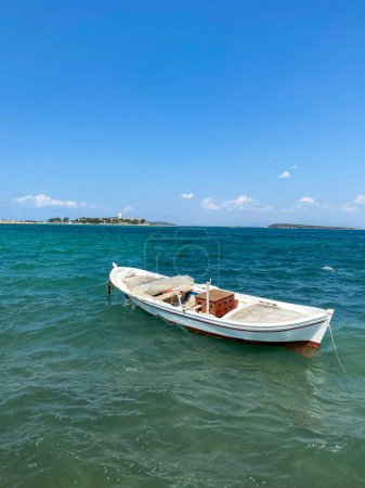 Téléchargez les photos : Petit bateau de pêche dans le coût de la mer Égée à Urla, Izmir, Turquie - en image libre de droit