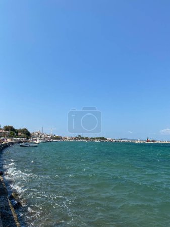 Téléchargez les photos : Vue sur le port à Iskele emplacement d'Urla. Urla est une attraction touristique populaire à Izmir, Turquie. - en image libre de droit