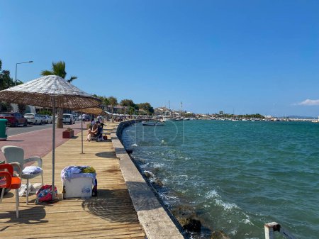 Téléchargez les photos : Urla, Izmir, Turquie - 18 août 2023 : Vue sur le port d'Iskele, Urla. Urla est populer pêche vieille ville à Izmir. - en image libre de droit