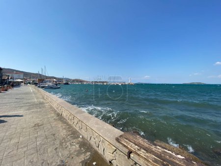 Téléchargez les photos : Vue sur le port à Iskele emplacement d'Urla. Urla est une attraction touristique populaire à Seferihisar, Izmir, Turquie. - en image libre de droit