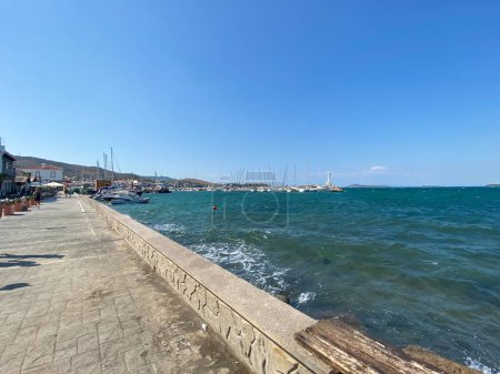 Téléchargez les photos : Vue sur le port à Iskele emplacement d'Urla. Urla est une attraction touristique populaire à Seferihisar, Izmir, Turquie. - en image libre de droit