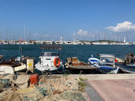 Téléchargez les photos : Urla, Turquie - 18 août 2023 : Vue sur le port à Iskele, Urla. Urla est populer pêche vieille ville à Izmir. - en image libre de droit