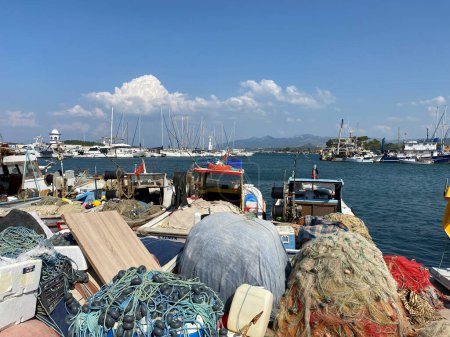 Téléchargez les photos : Urla, Izmir, Turquie 10, septembre 2023 : Petit port d'Urla avec pêche et excursions touristiques quotidiennes en bateau. Urla est une attraction touristique populaire à Seferihisar, Izmir, Turquie. - en image libre de droit