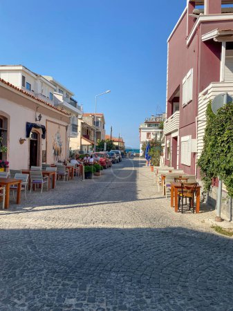 Téléchargez les photos : Urla, Izmir, Turquie - 10 septembre 2023 : Vue sur la rue et bâtiments anciens, cafés et bars dans les rues étroites d'Urla. Urla est une attraction touristique populaire à Izmir, Turquie Égée. - en image libre de droit