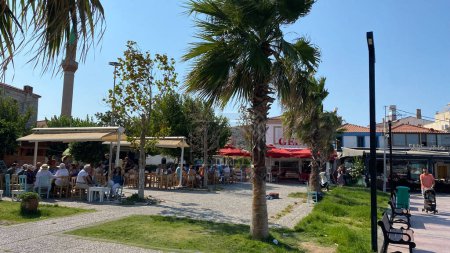 Téléchargez les photos : Urla, Izmir, Turquie - 10 septembre 2023 : Vue sur la rue et bâtiments anciens, cafés et bars dans les rues étroites d'Urla. Urla est une attraction touristique populaire à Izmir, Turquie Égée. - en image libre de droit