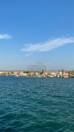 Téléchargez les photos : Seferihisar, Izmir, Turquie 10 sept. 2023 Bateaux de pêche amarrés à la marina du port de Teos avec des yachts de luxe à Sigacik.Le port de Teos est un port touristique et ancien à Izmir Seferihisar - en image libre de droit