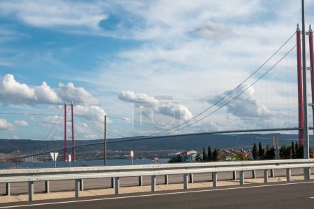 Foto de El puente anakkale de 1915 (en turco: 1915 Canakkale Koprusu), también conocido como el puente Dardanelles, es un puente colgante de carretera en la provincia de Canakkkale en el noroeste de Turquía.. - Imagen libre de derechos