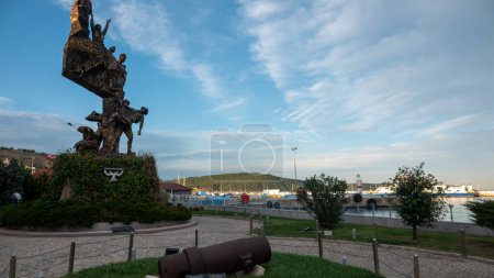 Foto de Eceabat, Canakkale, Turquía, 12 de noviembre de 2023; Monumento a los soldados de la Gran Guerra Patria en Canakkale, Turquía, Estatua de Mustafa Kemal Ataturk, Monumento a la Guerra Turca en el fondo - Imagen libre de derechos
