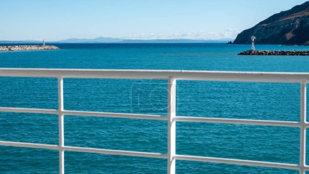 Téléchargez les photos : Phare et vue sur le port depuis le pont du bateau de croisière dans la localité de Kuzuliman, île de Gkeada, anakkale, Turquie - en image libre de droit