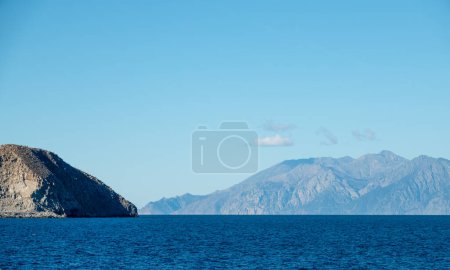 Téléchargez les photos : Vue de l'île grecque Samothrace depuis le pont du navire sur l'île de Gokeada, en Turquie.La petite montagne rocheuse sur la gauche appartient à Gokceada. Dans ce cadre, deux îles apparaissent côte à côte. Canakkale - en image libre de droit