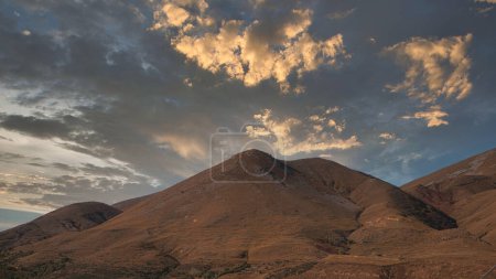Téléchargez les photos : Coucher de soleil sur les montagnes de l'île de Gokceada, Canakkale, Turquie - en image libre de droit