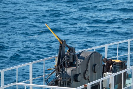 Foto de Winch en la cubierta de un crucero en el mar Mediterráneo. equipo de dispositivos mecánicos para el amarre del buque en el interior del buque, primer plano - Imagen libre de derechos