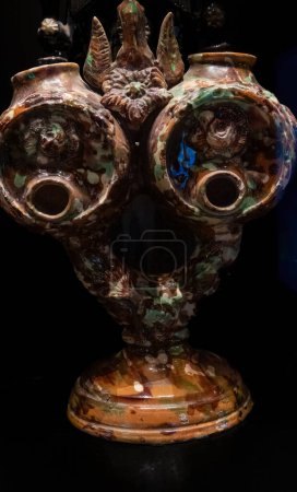 Foto de Canakkale, Turkey - Nov 19, 2023 Ancient greek earthenware pot with patterns on a black background. Exposition of ancient art at the Archaeological museum - Imagen libre de derechos