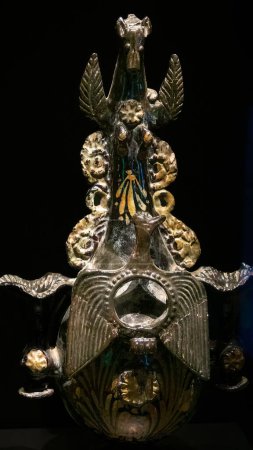 Foto de Canakkale, Turkey - Nov 19, 2023 Medieval vase on a black background, closeup of photo.  Exposition of ancient art at the Archaeological museum - Imagen libre de derechos