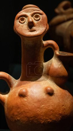 Photo for Canakkale,Turkey, Nov 19, 2023 Human shaped pottery vessel used in ceremonies to serve drinks or to offer liquids to the gods from the bronze age.Exposition of ancient art at the Archaeological museum - Royalty Free Image