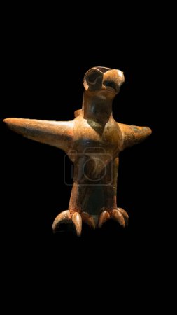 Foto de Canakkale, Turquía - 19 de noviembre de 2023 Principios de la Edad de Bronce Estatuilla de arcilla anatólica de un pájaro sobre un fondo negro. Exposición de arte antiguo en el Museo Arqueológico - Imagen libre de derechos