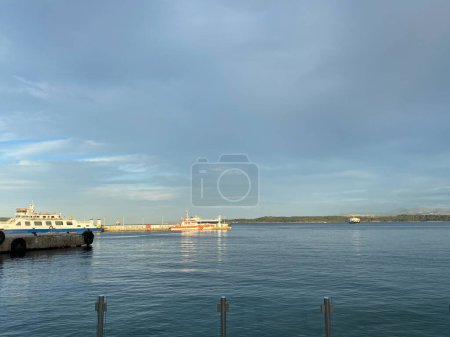 Foto de Canakkale, Turquía, 12 de noviembre de 2023; la terminal del ferry Eceabat está esperando a los pasajeros que tomarán el ferry a anakkale. Eceabat terminal de ferry es una estación que conecta la costa europea a anakkale. - Imagen libre de derechos