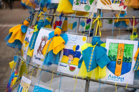 Téléchargez les photos : Ivano-Frankivsk, Ukraine - 15 décembre 2022. En raison de l'état de guerre dans le pays, au lieu de l'arbre de Noël traditionnel, une structure avec des dessins pour enfants sur le thème ukrainien a été installée. Edition illustrative - en image libre de droit