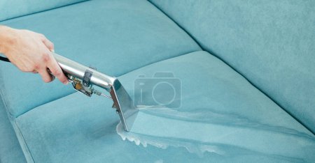 Professionelle Reinigung von Polstermöbeln. Behandlung des Sofas mit einem chemischen Reinigungsmittel. Banner