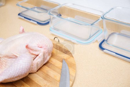 Cuire avec le poulet préparé pour couper et stocker dans des conteneurs.