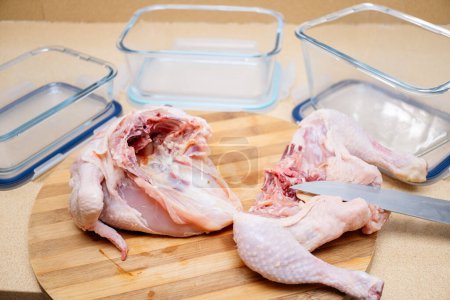 Cuire avec le poulet préparé pour couper et stocker dans des conteneurs.