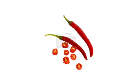 Téléchargez les photos : Gros plan piment rouge avec tranché sur fond blanc, concept d'ingrédient alimentaire biologique - en image libre de droit