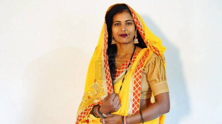 Foto de Mujer india usando saree o sari de pie brazos cruzados aislados sobre fondo de estudio - Imagen libre de derechos