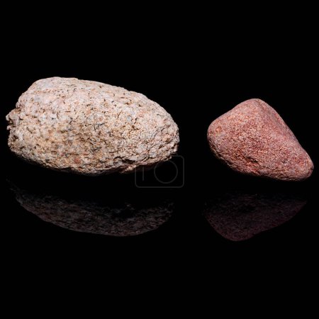Foto de Minerales o piedras sobre fondo oscuro de cerca - Imagen libre de derechos