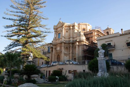 Foto de At Noto, Italy, On 08 - 02-22, San Carlo al Corso is a Baroque-style, Roman Catholic church in the town of Noto, region of Sicily, Italy. This is also known as the Collegiata or collegiate church due to the adjacent Jesuit seminary and monastery. - Imagen libre de derechos