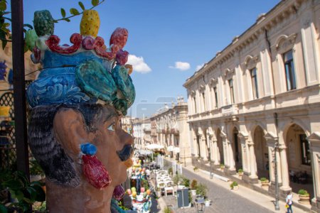 Foto de At Palazzolo Acreide, Italy , On 03 - 08 - 2022 - Traditional ceramic Moor head on a baroque balcony, Sicily, Italy - Imagen libre de derechos