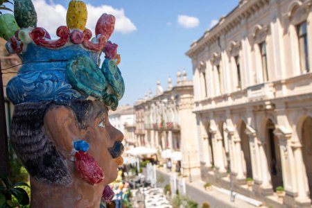 Foto de At Palazzolo Acreide, Italy , On 03 - 08 - 2022 - Traditional ceramic Moor head on a baroque balcony, Sicily, Italy - Imagen libre de derechos