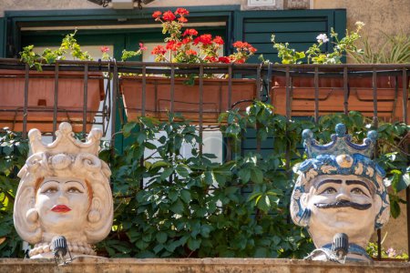 Foto de At Palazzolo Acreide, Italy , On 03 - 08 - 2022 - Traditional ceramic Moor heads and pine cones on a baroque balcony, Sicily, Italy - Imagen libre de derechos