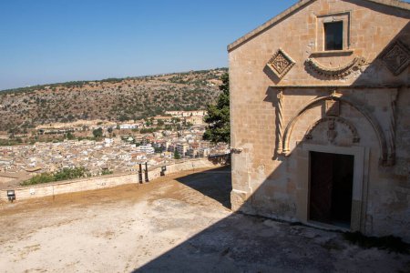 Foto de Complesso della Santa Croce, XV sec. convento e iglesia con vistas a Scicli, provincia de Ragusa, Sicilia, Italia - Imagen libre de derechos