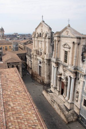 Foto de En Catania, Italia, el 08-09-22, calle Crociferi en el centro histórico como vista desde el campanario de la iglesia de San Giulano - Imagen libre de derechos