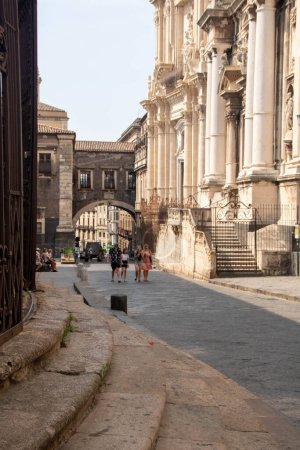 Foto de En Catania, Italia, el 08-09-22, arco Benedectine y la calle Beautiful Crociferi en el centro histórico - Imagen libre de derechos