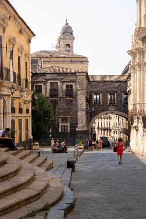 Foto de En Catania, Italia, el 08-09-22, arco Benedectine y la calle Beautiful Crociferi en el centro histórico - Imagen libre de derechos