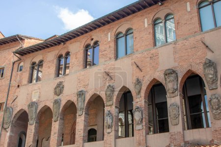 Foto de Antiguo palacio de los Obispos en Pistoia, Toscana Italia - Imagen libre de derechos